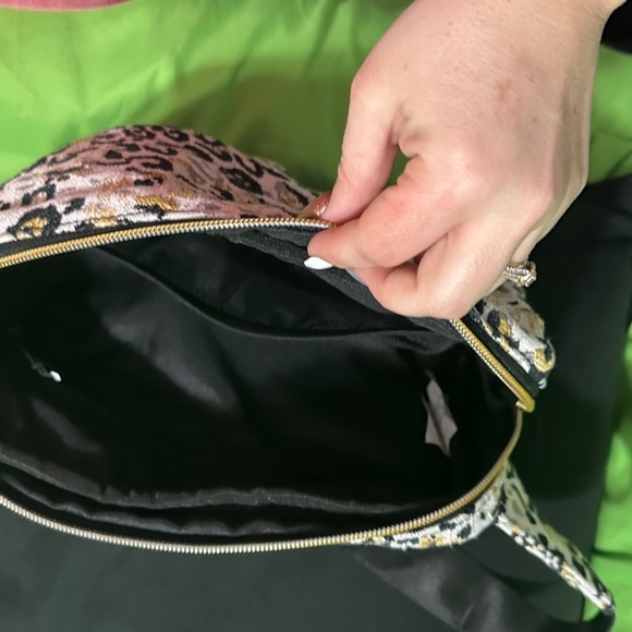 COPY - Tush Baby The Pack Snow Leopard - Picture 2 of 3